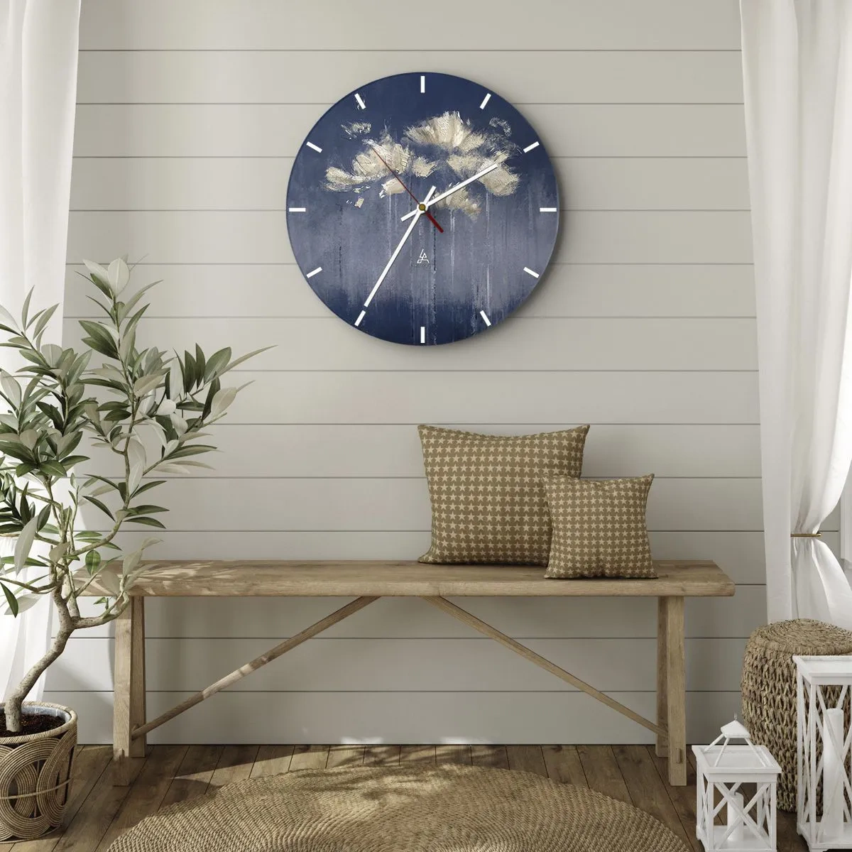 Nástěnné hodiny - Zlaté abstraktní tahy na tmavě modrém pozadí - 30x30cm - Jako okvětní lístky ve větru - Moderní nástěnná dekorace do obývacího pokoje, kuchyně a ložnice ARTTOR