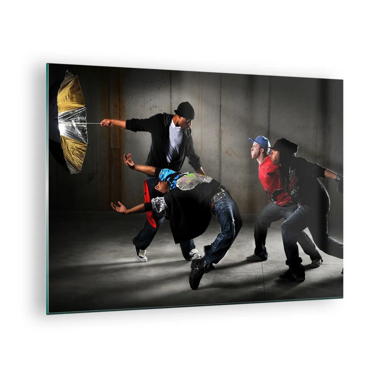 Obraz na skle - Skupina tanečníků v dynamické póze na industriálním pozadí. - 70x50cm - Tančící s pouličním větrem - Moderní nástěnná dekorace do obývacího pokoje a ložnice ARTTOR