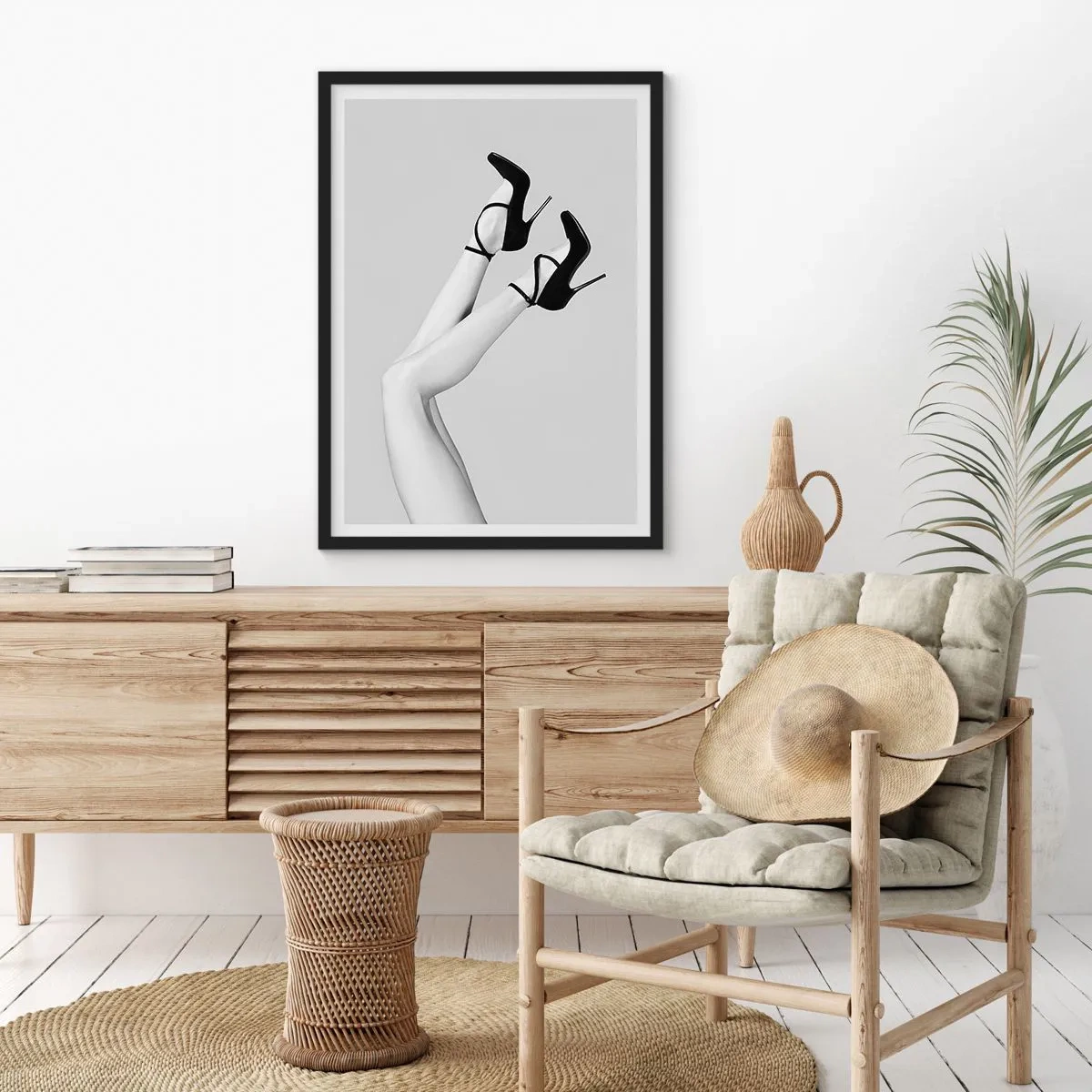 Plakát v černém rámu - Stylové nohy v černých vysokých podpatcích - 50x70cm - Vzhůru nohama - Moderní nástěnná dekorace do obývacího pokoje a ložnice ARTTOR