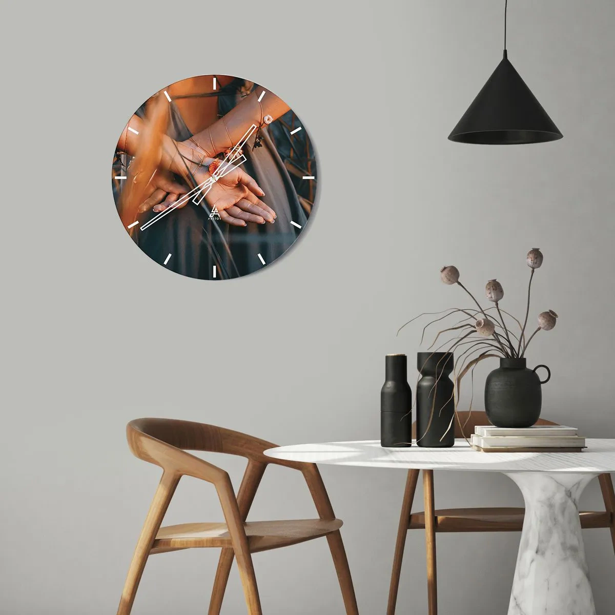 Nástěnné hodiny - Detail sepjatých rukou propletených s rostlinami - 30x30cm - Propojená s přírodou - Moderní nástěnná dekorace do obývacího pokoje, kuchyně a ložnice ARTTOR