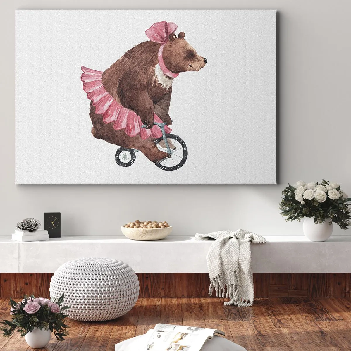 Obraz na plátně - Medvídek v růžové sukni na kole v retro stylu - 70x50cm - To je ale cirkus! - Moderní nástěnná dekorace do obývacího pokoje a ložnice ARTTOR