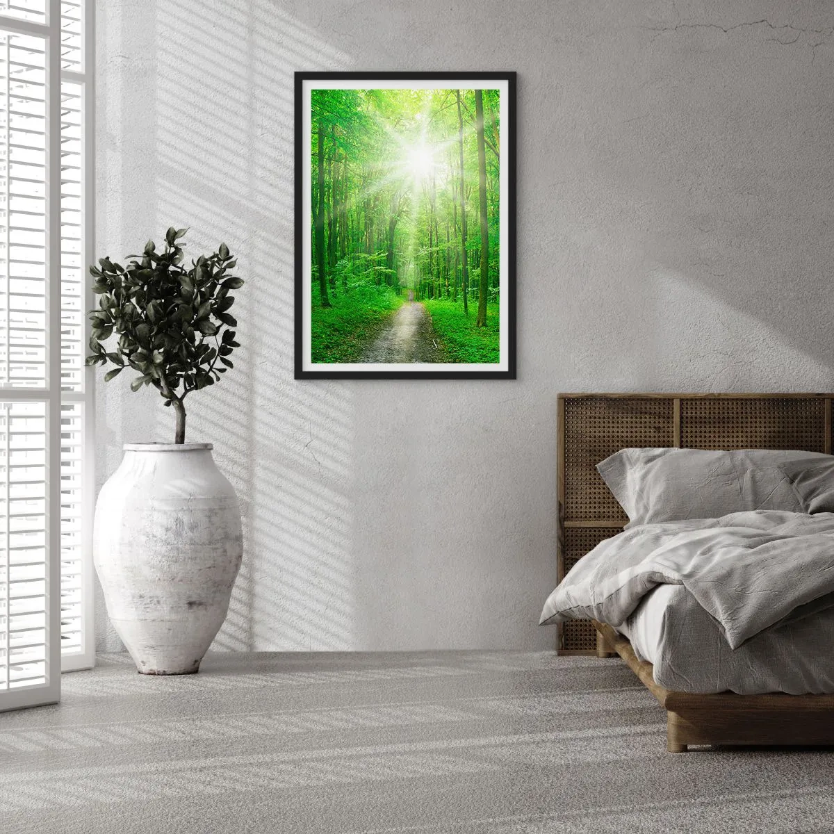 Plakát v černém rámu - Lesní cesta ozářená slunečními paprsky - 50x70cm - Zelená katedrála - Moderní nástěnná dekorace do obývacího pokoje a ložnice ARTTOR