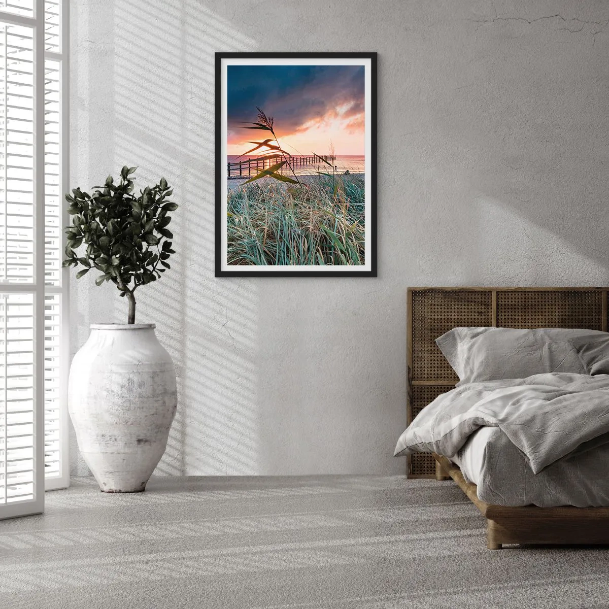 Plakát v černém rámu - Molo u moře obklopené trávou při západu slunce - 50x70cm - Neodváto větrem - Moderní nástěnná dekorace do obývacího pokoje a ložnice ARTTOR