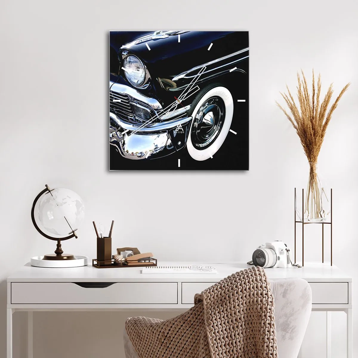 Nástěnné hodiny - Klasika v stříbrné, černé a bílé - 30x30 cm