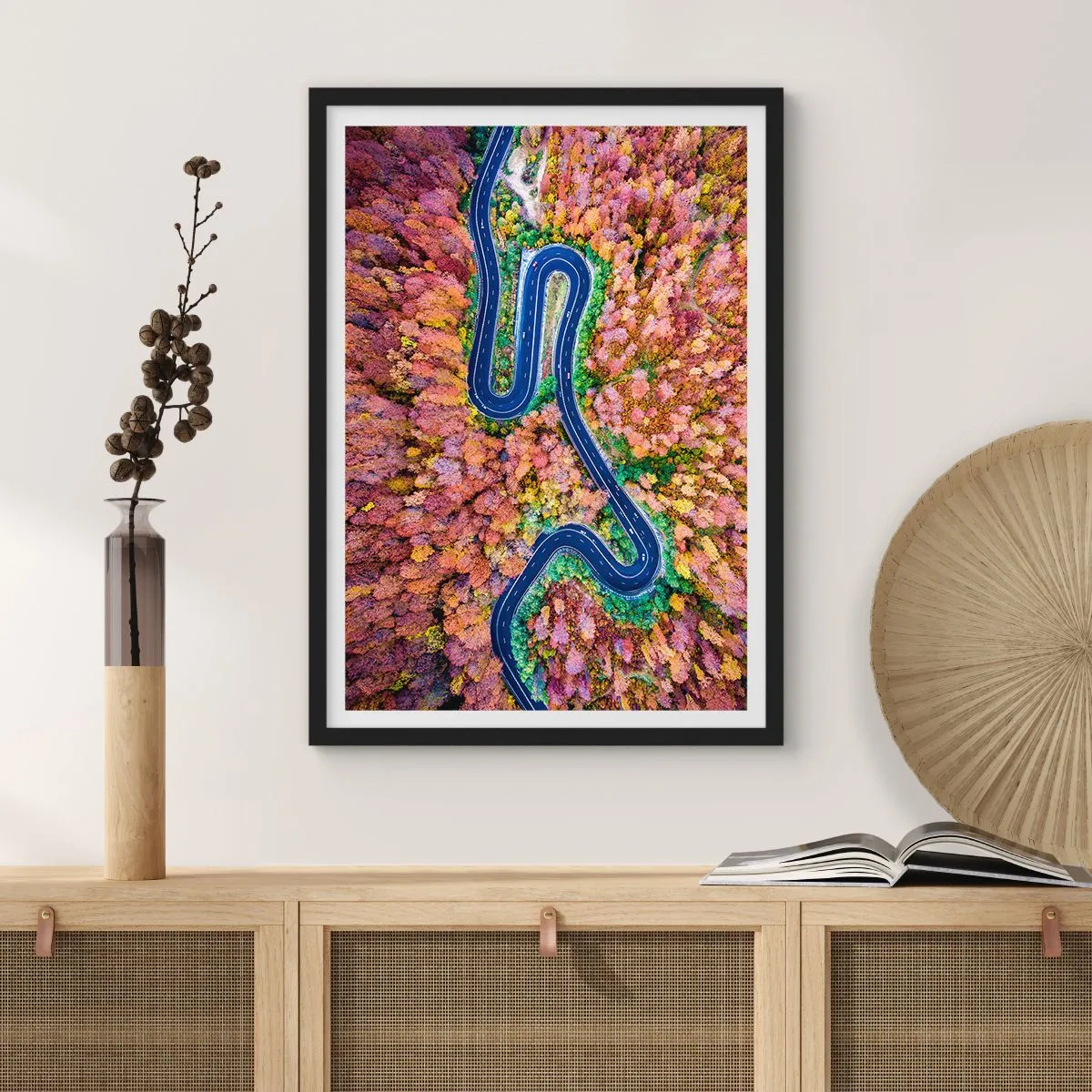Plakát v černém rámu - Klikatá cesta lesem - 40x50 cm