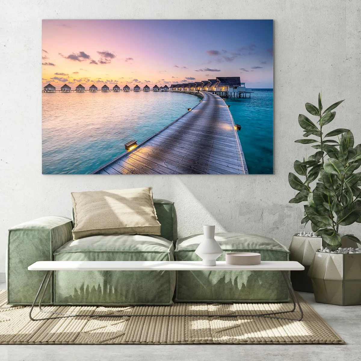 Obraz na skle - Dřevěné molo vedoucí k luxusním chatkám na nábřeží při západu slunce - 70x50cm - Prázdniny - návrat k pramenům - Moderní nástěnná dekorace do obývacího pokoje a ložnice ARTTOR