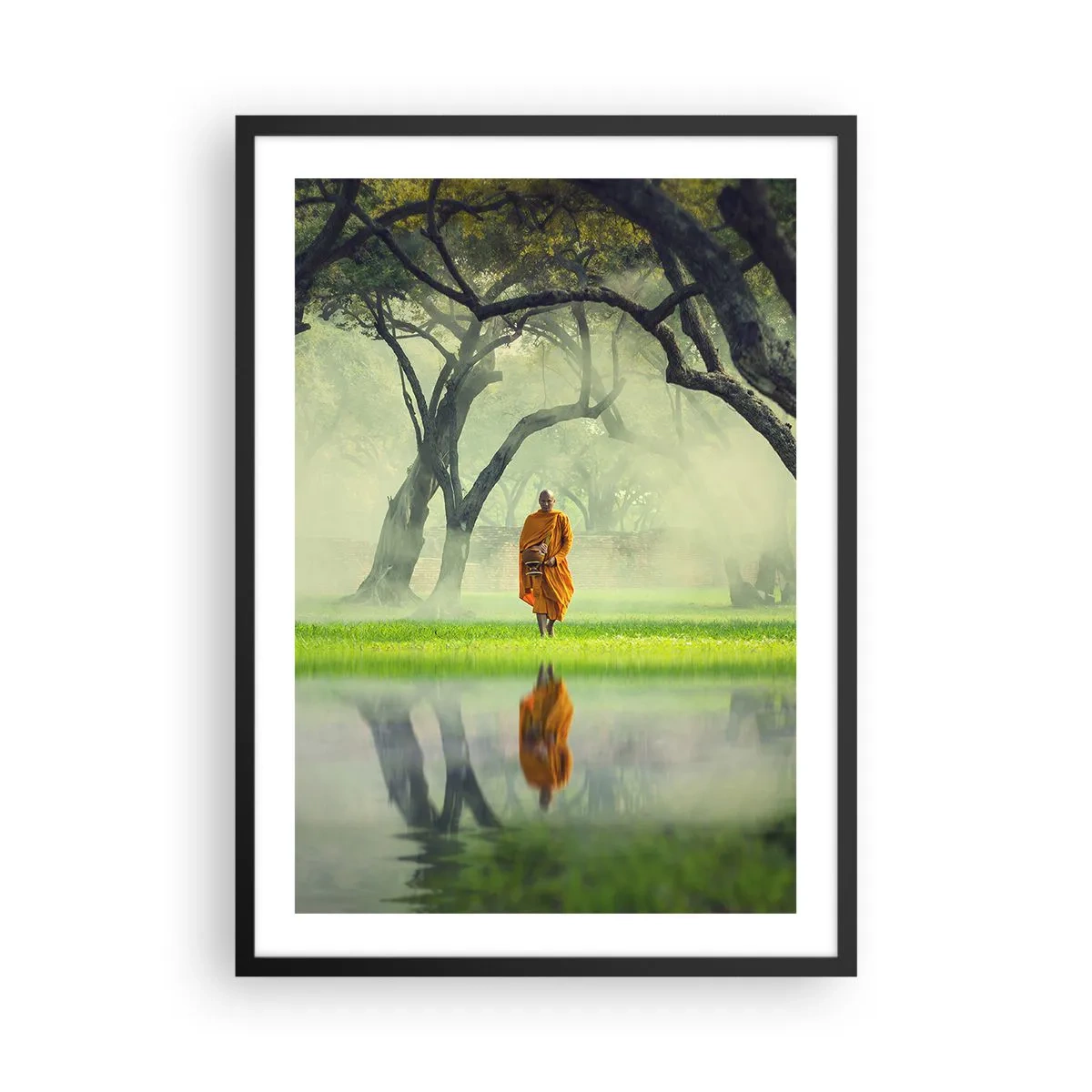 Plakát v černém rámu - Mnich v oranžovém rouchu obklopený stromy a odrazy ve vodě - 50x70cm - Na cestě k osvícení - Moderní nástěnná dekorace do obývacího pokoje a ložnice ARTTOR