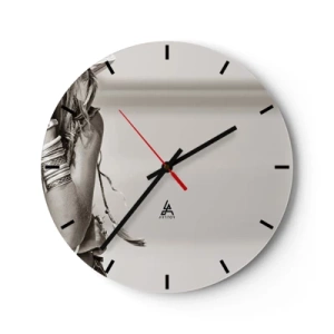 Nástěnné hodiny - Fragment dívky v ozdobném kostýmu v sépiové barvě - 30x30cm - Jako dívka - Moderní nástěnná dekorace do obývacího pokoje, kuchyně a ložnice ARTTOR