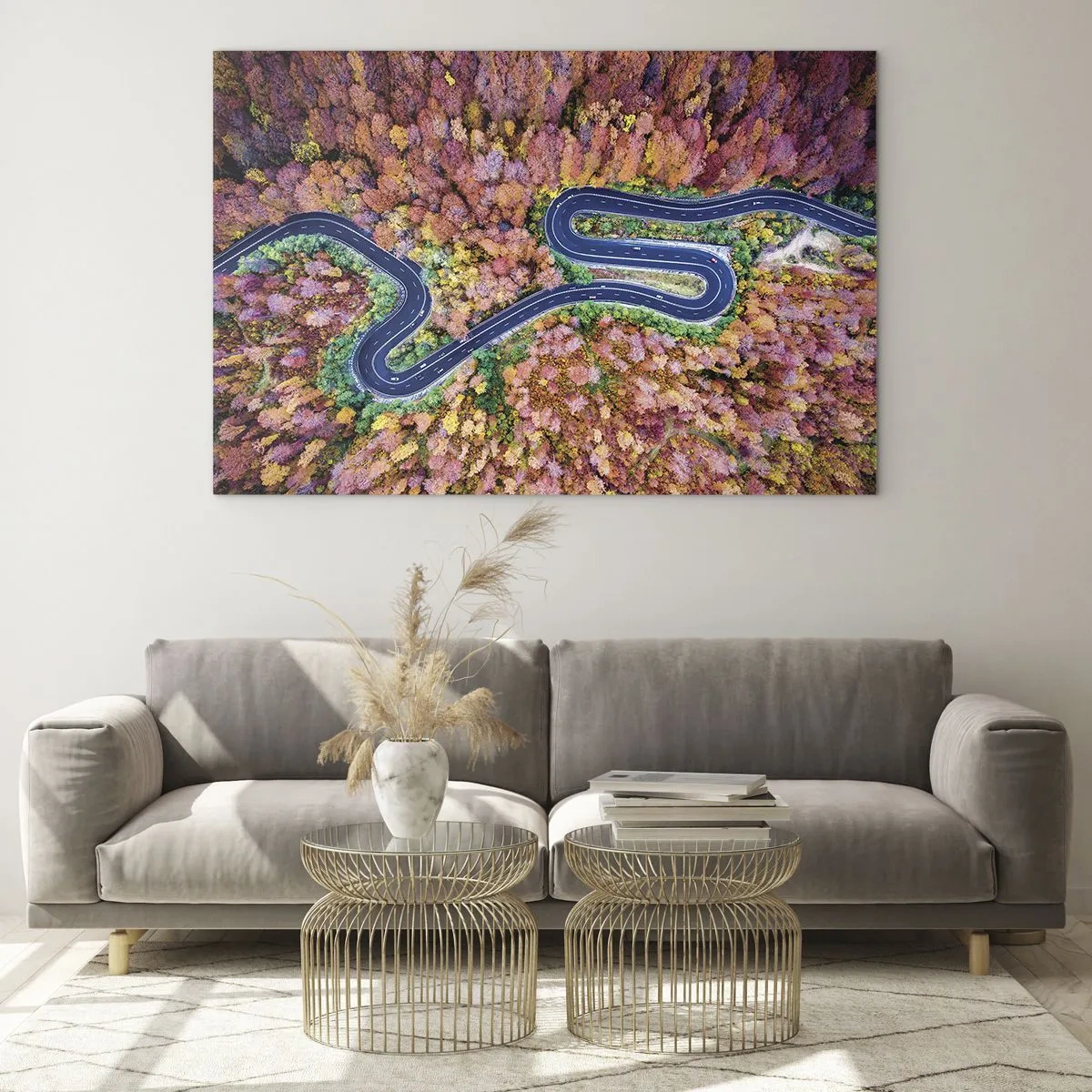 Obraz na skle - Pohled z ptačí perspektivy na klikatou cestu mezi barevnými podzimními stromy - 70x50cm - Klikatá cesta lesem - Moderní nástěnná dekorace do obývacího pokoje a ložnice ARTTOR