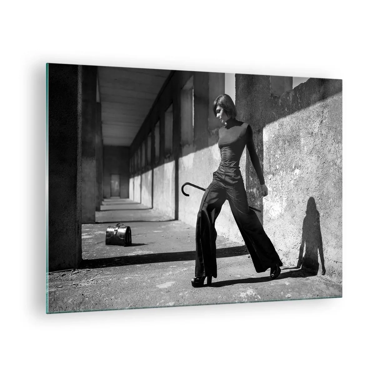 Obraz na skle - Černobílá fotografie ženy v elegantním oblečení v městském prostředí. - 70x50cm - Městská elegance - Moderní nástěnná dekorace do obývacího pokoje a ložnice ARTTOR