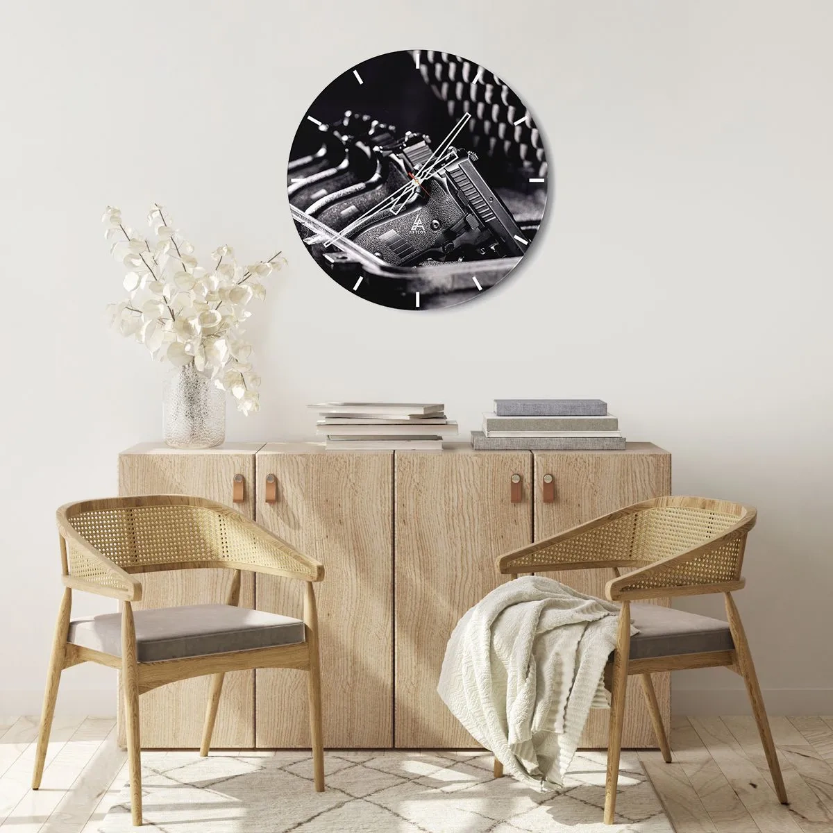 Nástěnné hodiny - Černobílý motiv s detailem střelné zbraně - 30x30cm - Mužský sport - Moderní nástěnná dekorace do obývacího pokoje, kuchyně a ložnice ARTTOR