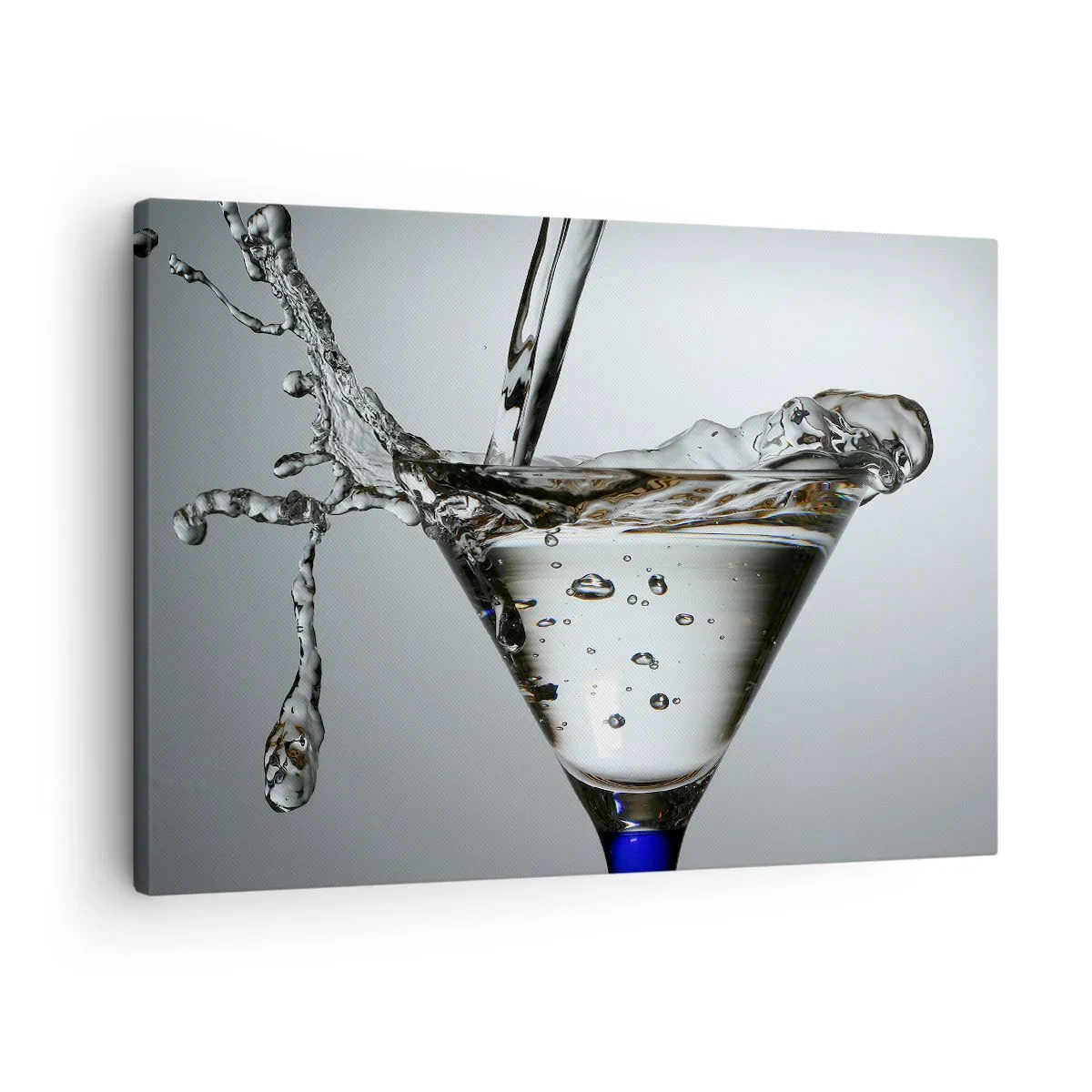 Obraz na plátně - Sklenice na Martini s dynamickou vodou stříkající na světlém pozadí. - 70x50cm - Nad okrajem poháru - Moderní nástěnná dekorace do obývacího pokoje a ložnice ARTTOR