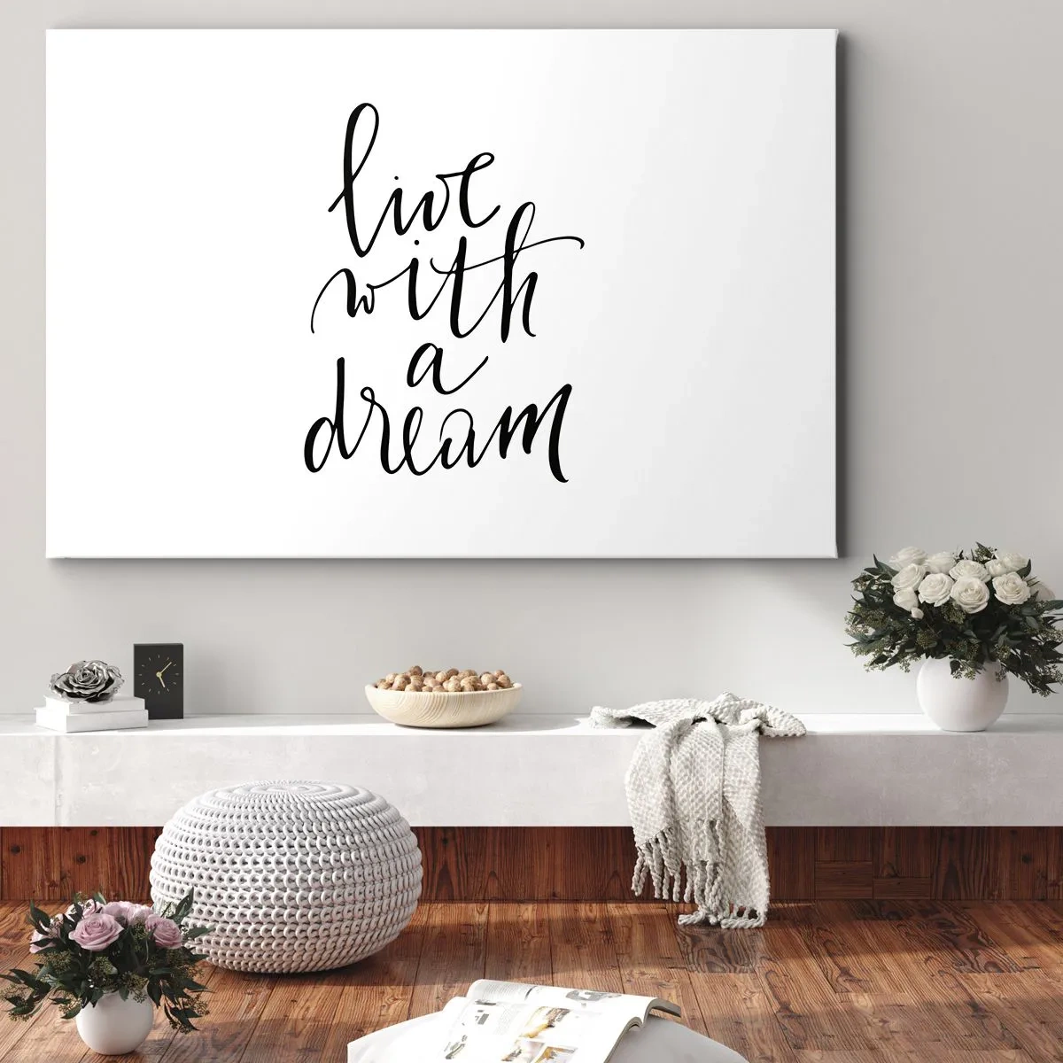 Obraz na plátně - Minimalistický obraz s nápisem „žij se snem“ v černé barvě na bílém pozadí. - 70x50cm - Of course - Moderní nástěnná dekorace do obývacího pokoje a ložnice ARTTOR