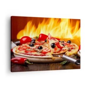 Obraz na plátně - Pizza s olivami, rajčaty a paprikami na pozadí plamenů - 70x50cm - From Italy with love - Moderní nástěnná dekorace do obývacího pokoje a ložnice ARTTOR