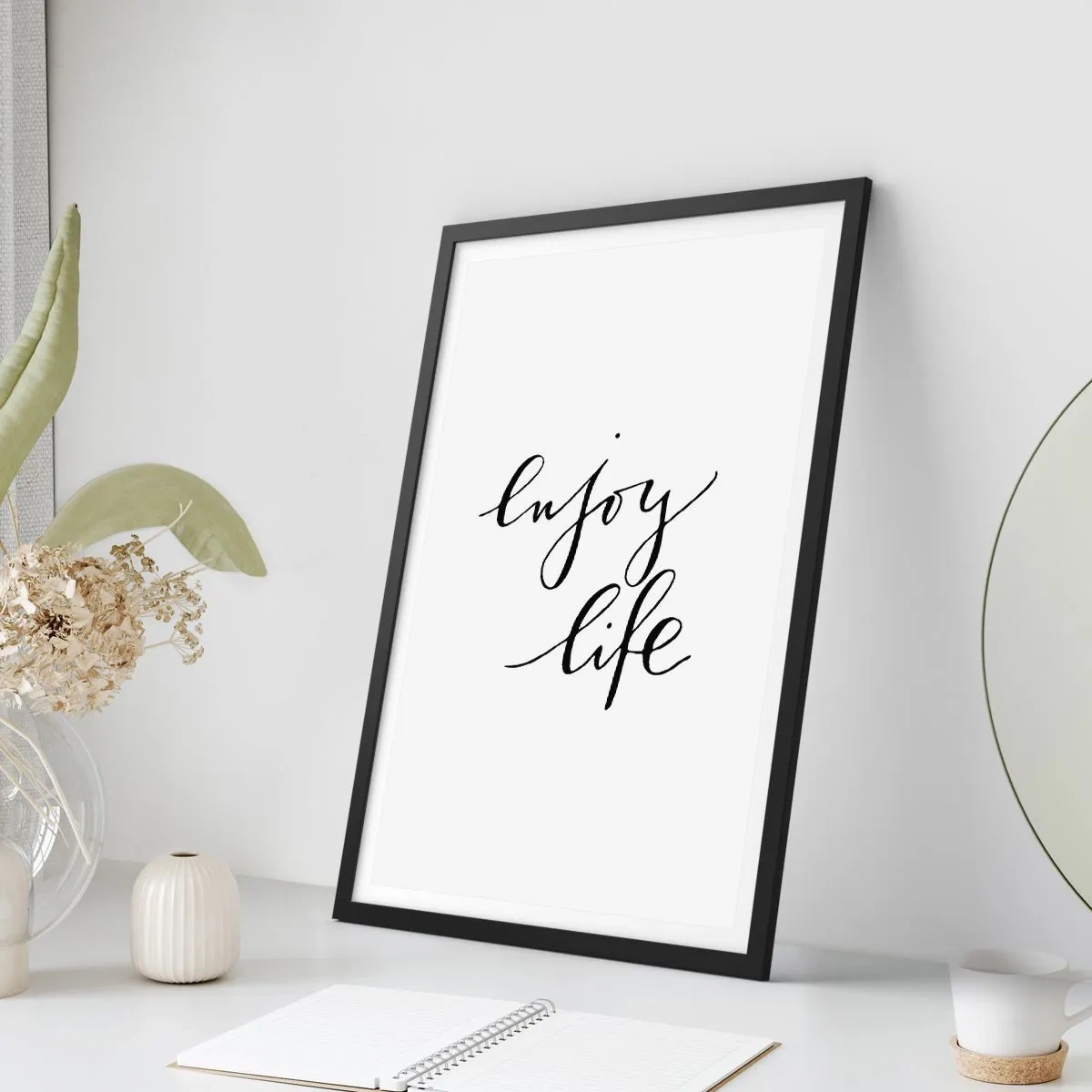 Plakát v černém rámu - Minimalistický nápis "Užij si života" v černé a bílé - 50x70cm - Není co dodat… - Moderní nástěnná dekorace do obývacího pokoje a ložnice ARTTOR