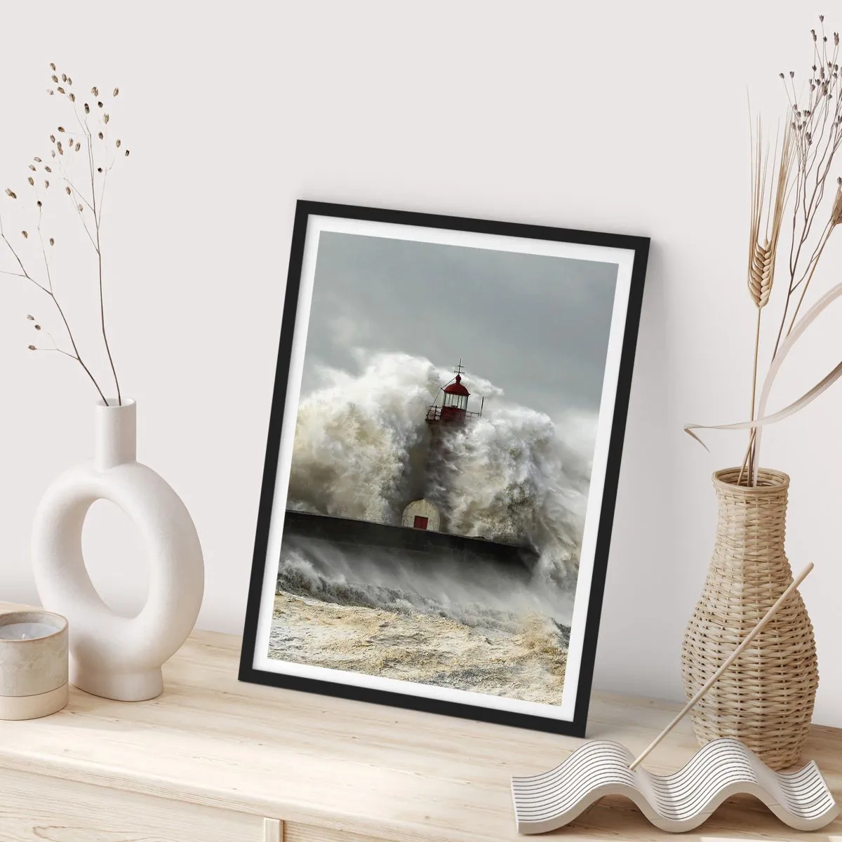 Plakát v černém rámu - Maják obklopený rozbouřenými vlnami - 50x70cm - Hněv oceánu - Moderní nástěnná dekorace do obývacího pokoje a ložnice ARTTOR