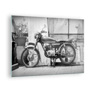 Obraz na skle - Retro styl motocyklu stojící u dřevěné zdi - 70x50cm - Klasika nade vše - Moderní nástěnná dekorace do obývacího pokoje a ložnice ARTTOR