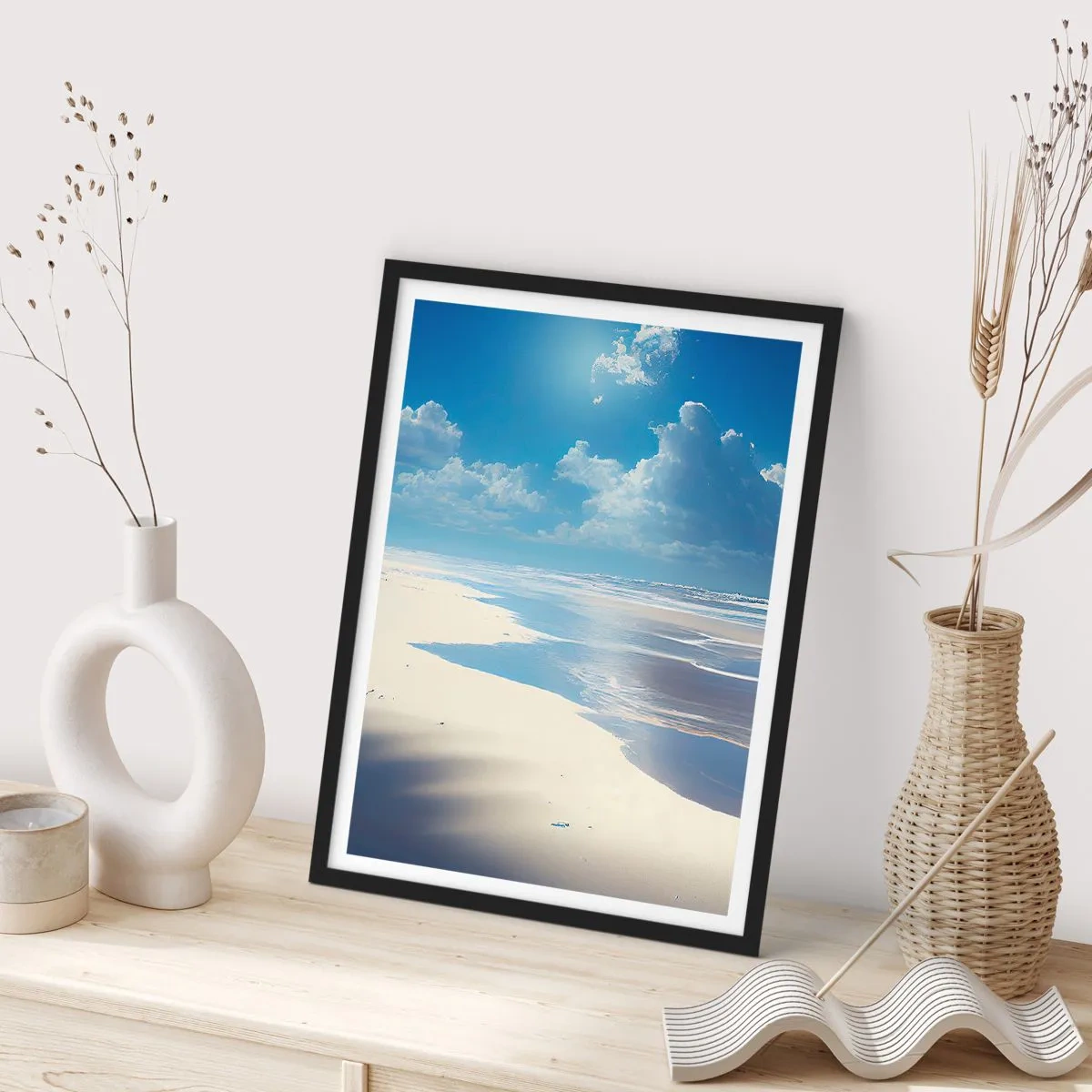 Plakát v černém rámu - Slunečná pláž s oblohou odrážející se ve vodě - 50x70cm - Dovolená v ráji - Moderní nástěnná dekorace do obývacího pokoje a ložnice ARTTOR