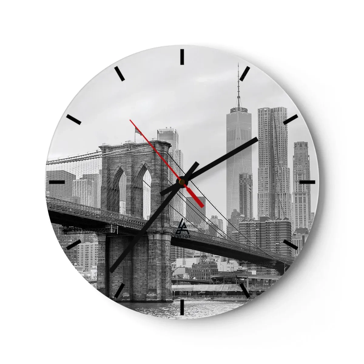 Nástěnné hodiny - Brooklynský most proti panoramatu města v černé a bílé - 30x30cm - Newyorské zázraky - Moderní nástěnná dekorace do obývacího pokoje, kuchyně a ložnice ARTTOR