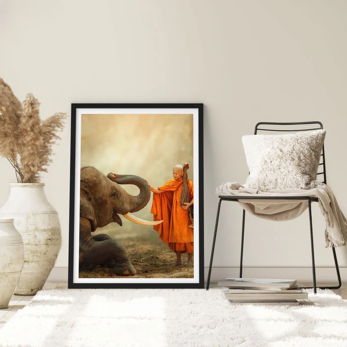 Plakát v černém rámu - Mnich v oranžovém rouchu se slonem v pozadí - 50x70cm - Setkání na cestách - Moderní nástěnná dekorace do obývacího pokoje a ložnice ARTTOR