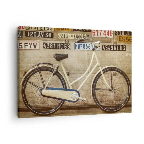 Obraz na plátně - Retro kolo u zdi zdobené poznávacími značkami - 70x50cm - Bez komplexů - Moderní nástěnná dekorace do obývacího pokoje a ložnice ARTTOR