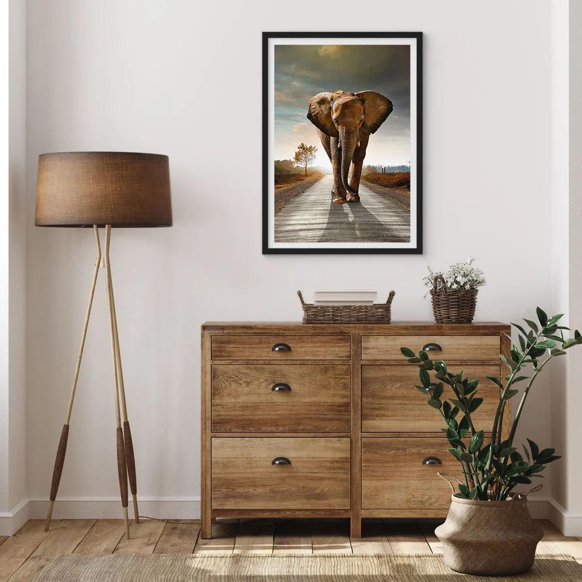 Plakát v černém rámu - Slon kráčící po silnici při západu slunce - 50x70cm - A vůbec ne ve skladu porcelánu - Moderní nástěnná dekorace do obývacího pokoje a ložnice ARTTOR