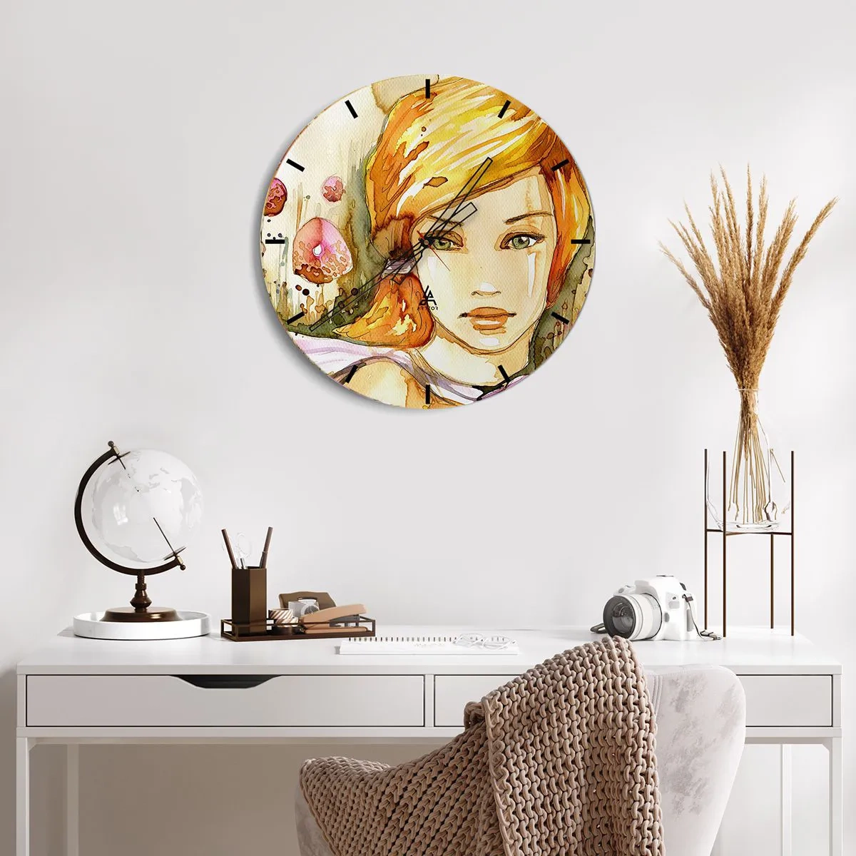 Nástěnné hodiny - Umělecký portrét ženy s rudými vlasy a smaragdovýma očima - 30x30cm - Smaragdový pohled, který zahání hněv - Moderní nástěnná dekorace do obývacího pokoje, kuchyně a ložnice ARTTOR