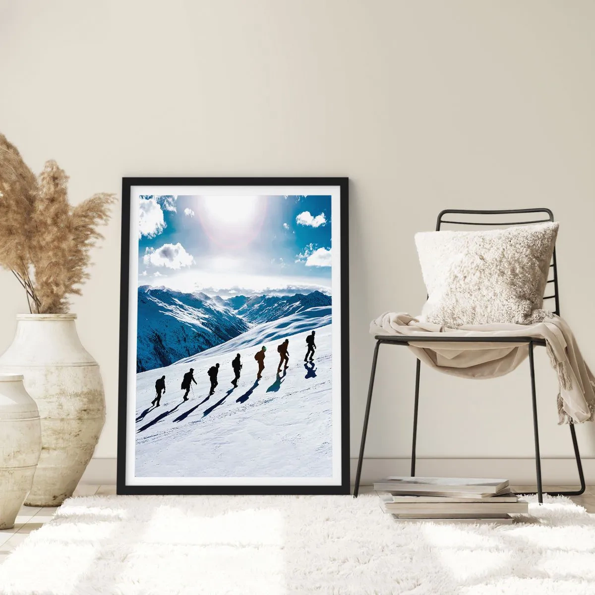 Plakát v černém rámu - Turisté na zasněženém horském svahu na plném slunci - 50x70cm - Tým dobývatelů - Moderní nástěnná dekorace do obývacího pokoje a ložnice ARTTOR