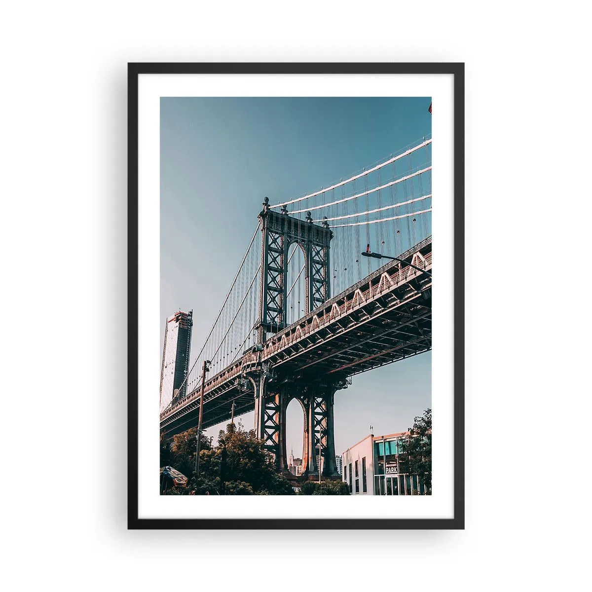 Plakát v černém rámu - Visutý most v moderním městě proti modré obloze - 50x70cm - Nad vlnami města - Moderní nástěnná dekorace do obývacího pokoje a ložnice ARTTOR