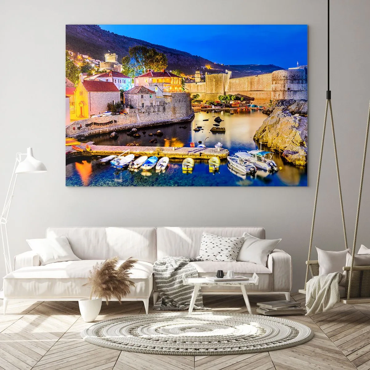Obraz na skle - Večerní panorama Dubrovníku s loděmi a městskými hradbami - 70x50cm - Zářivá noc nad Jadranem - Moderní nástěnná dekorace do obývacího pokoje a ložnice ARTTOR
