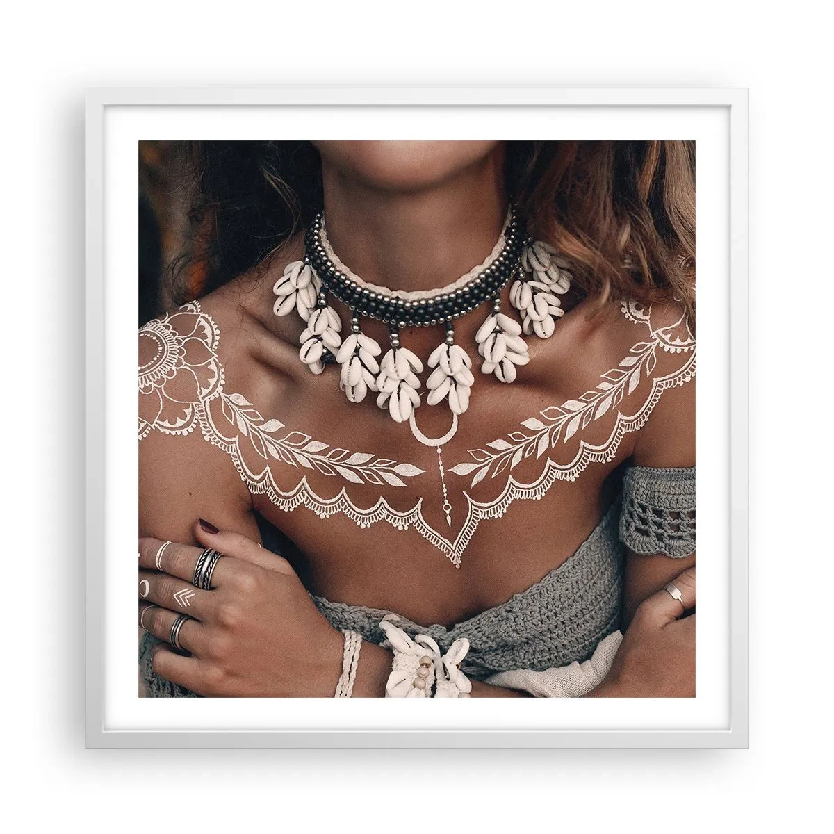 Plakát v bílém rámu - Talismany, rituály ženskosti - 60x60 cm