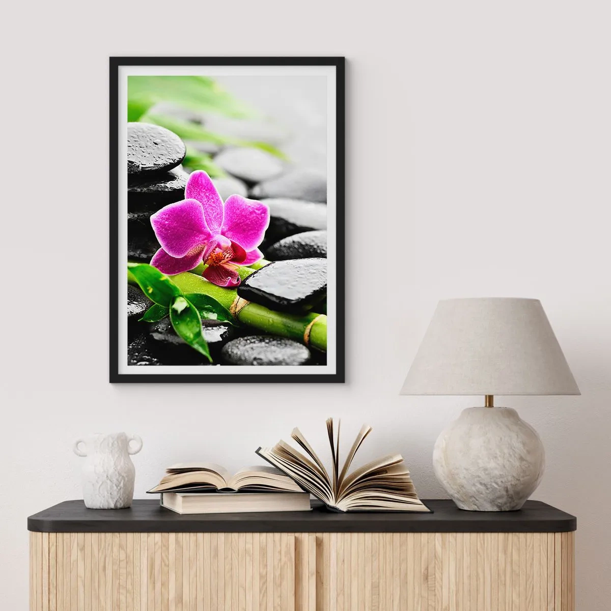 Plakát v černém rámu - Fialová orchidej na mokrých kamenech a zelených listech - 50x70cm - V klidné rovnováze - Moderní nástěnná dekorace do obývacího pokoje a ložnice ARTTOR