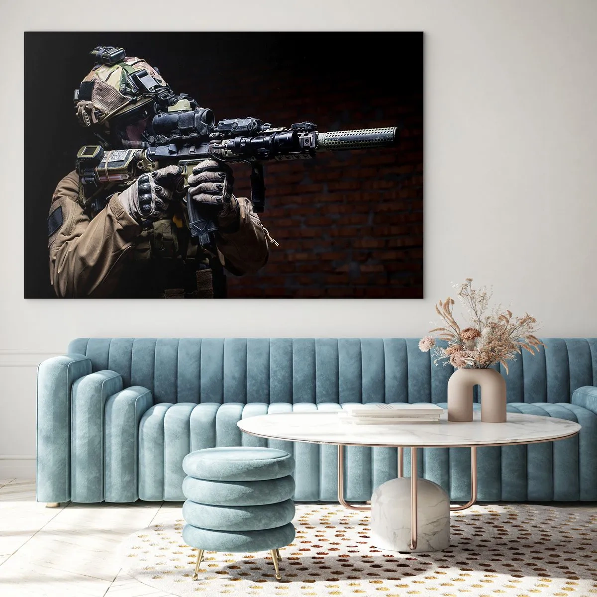 Obraz na skle - Voják v plné výstroji s puškou u cihlové zdi - 70x50cm - Vražedně účinný - Moderní nástěnná dekorace do obývacího pokoje a ložnice ARTTOR