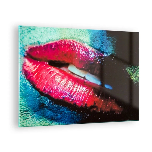 Obraz na skle - Červené rty na pozadí intenzivních barev - 70x50cm - Smyslné a znepokojivé - Moderní nástěnná dekorace do obývacího pokoje a ložnice ARTTOR