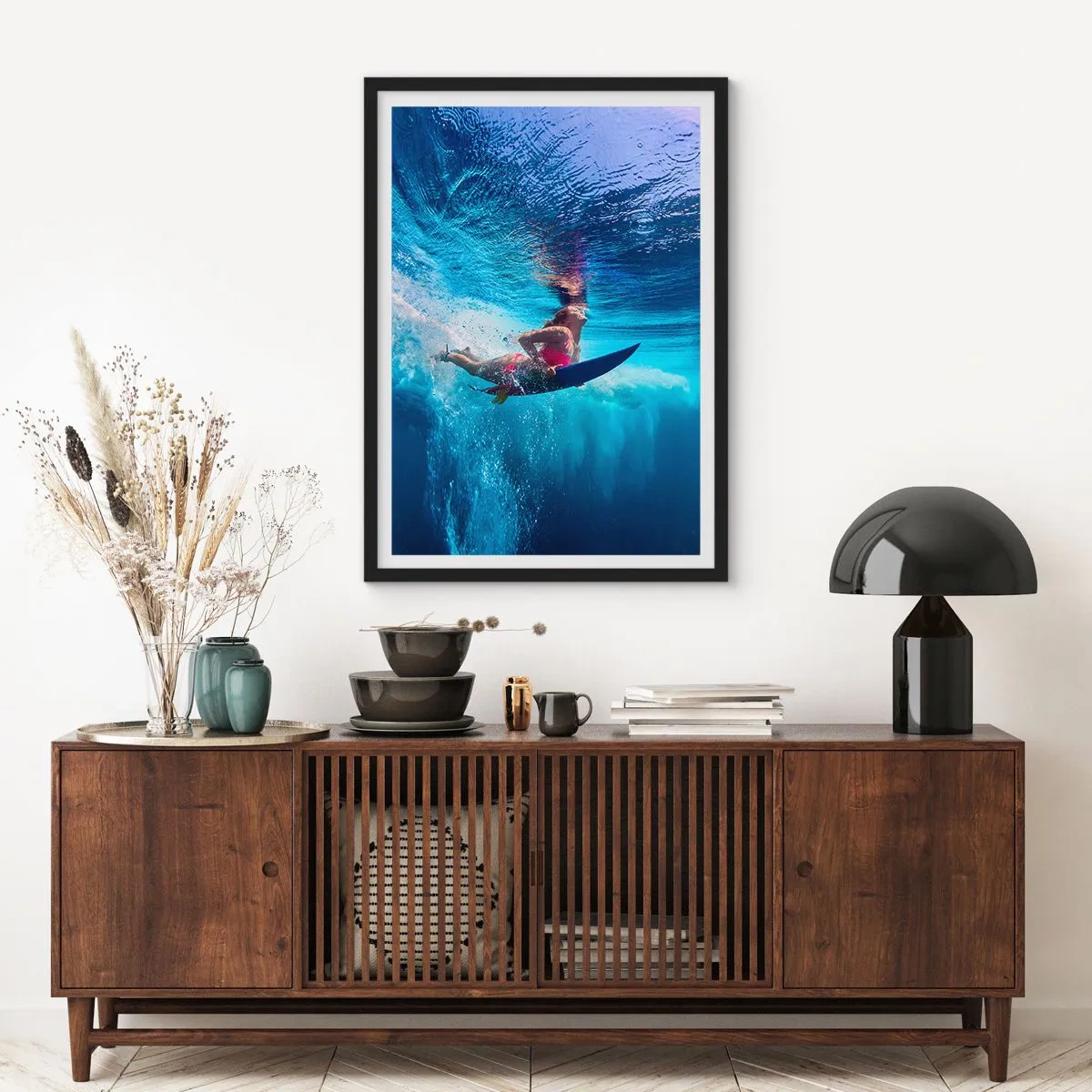 Plakát v černém rámu - Surfař ponořený do tyrkysových hlubin oceánu - 50x70cm - Hloubka radosti - Moderní nástěnná dekorace do obývacího pokoje a ložnice ARTTOR