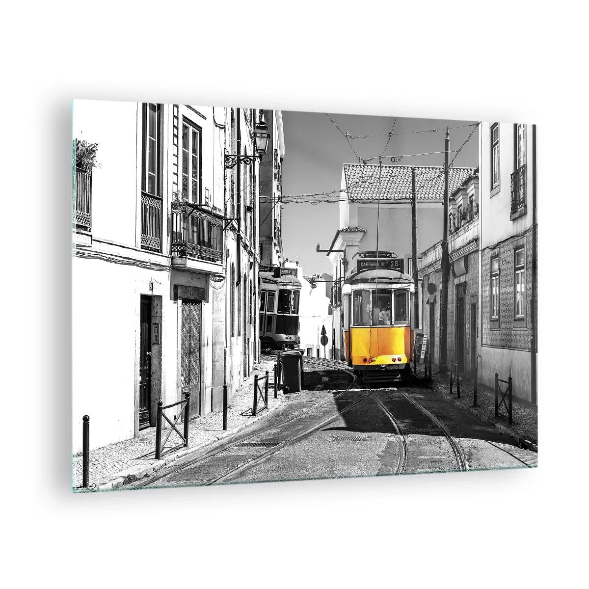 Obraz na skle - Žlutá tramvaj na černobílé ulici v evropském městě. - 70x50cm - Duch Lisabonu - Moderní nástěnná dekorace do obývacího pokoje a ložnice ARTTOR
