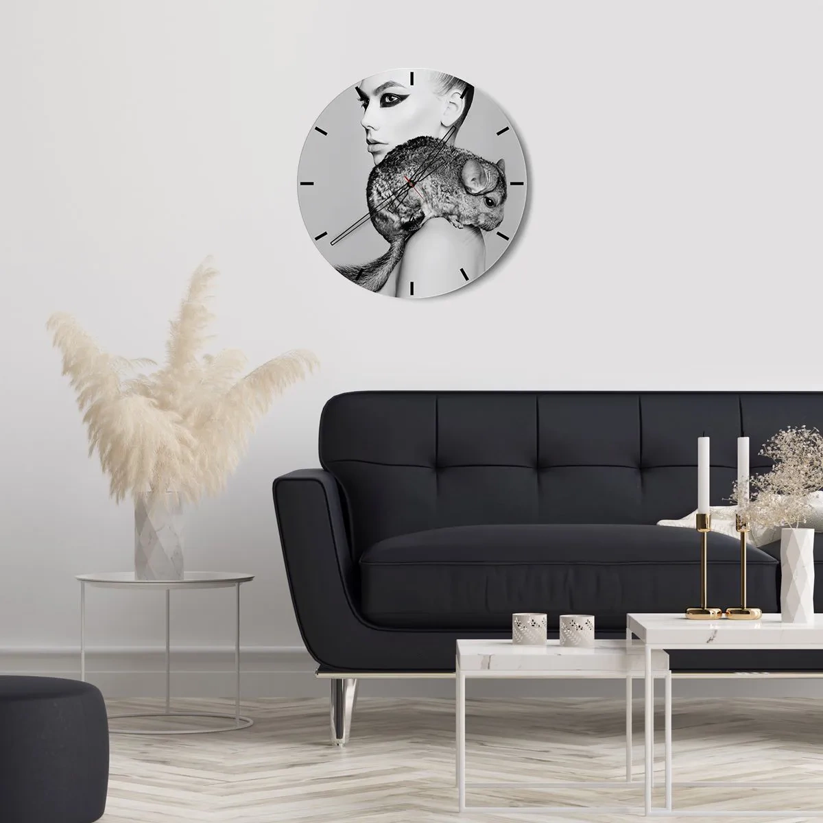 Nástěnné hodiny - Portrét ženy s činčilou v černé a bílé - 30x30cm - Dáma s činčilou - Moderní nástěnná dekorace do obývacího pokoje, kuchyně a ložnice ARTTOR