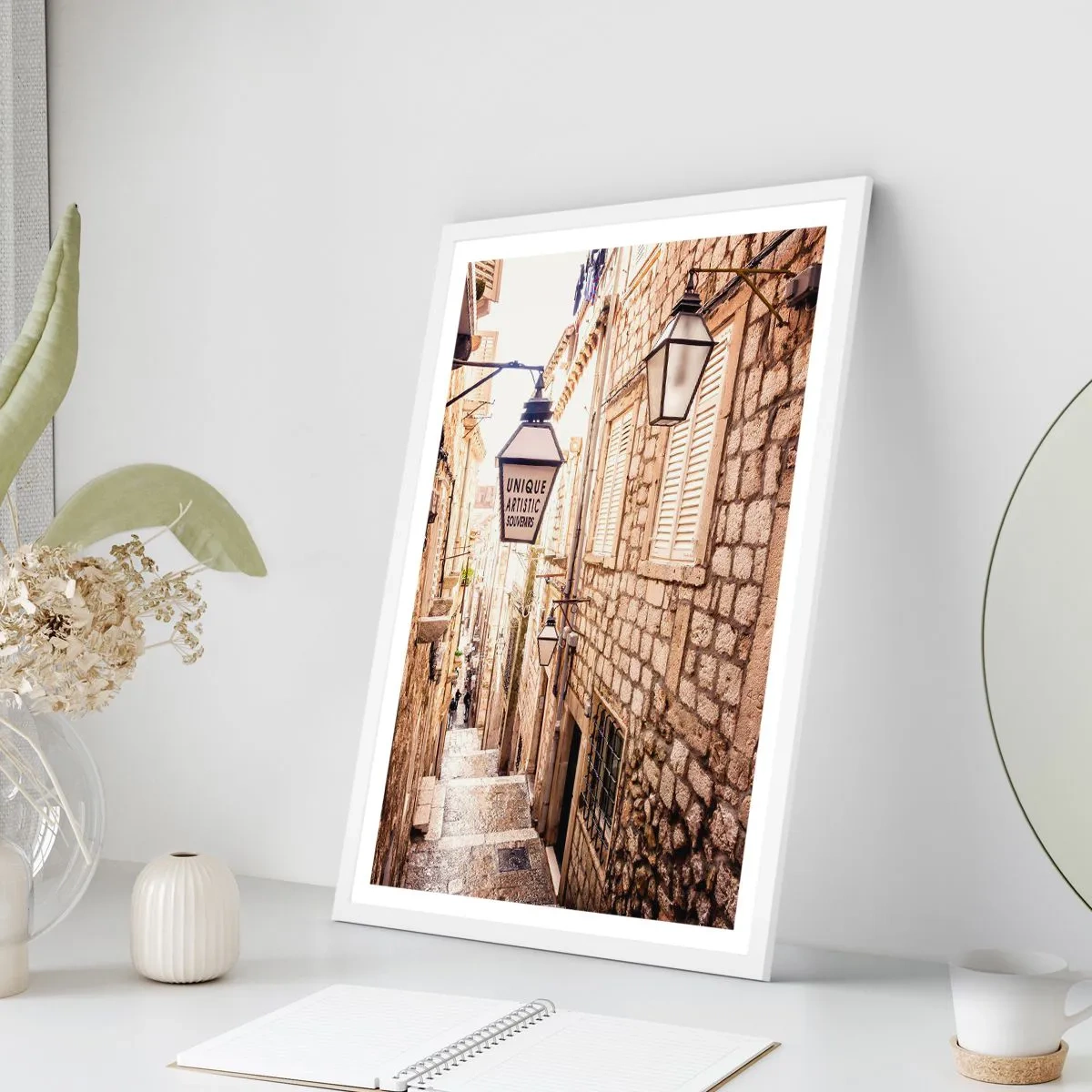 Plakát v bílém rámu - Okouzlující ulička - 70x100 cm