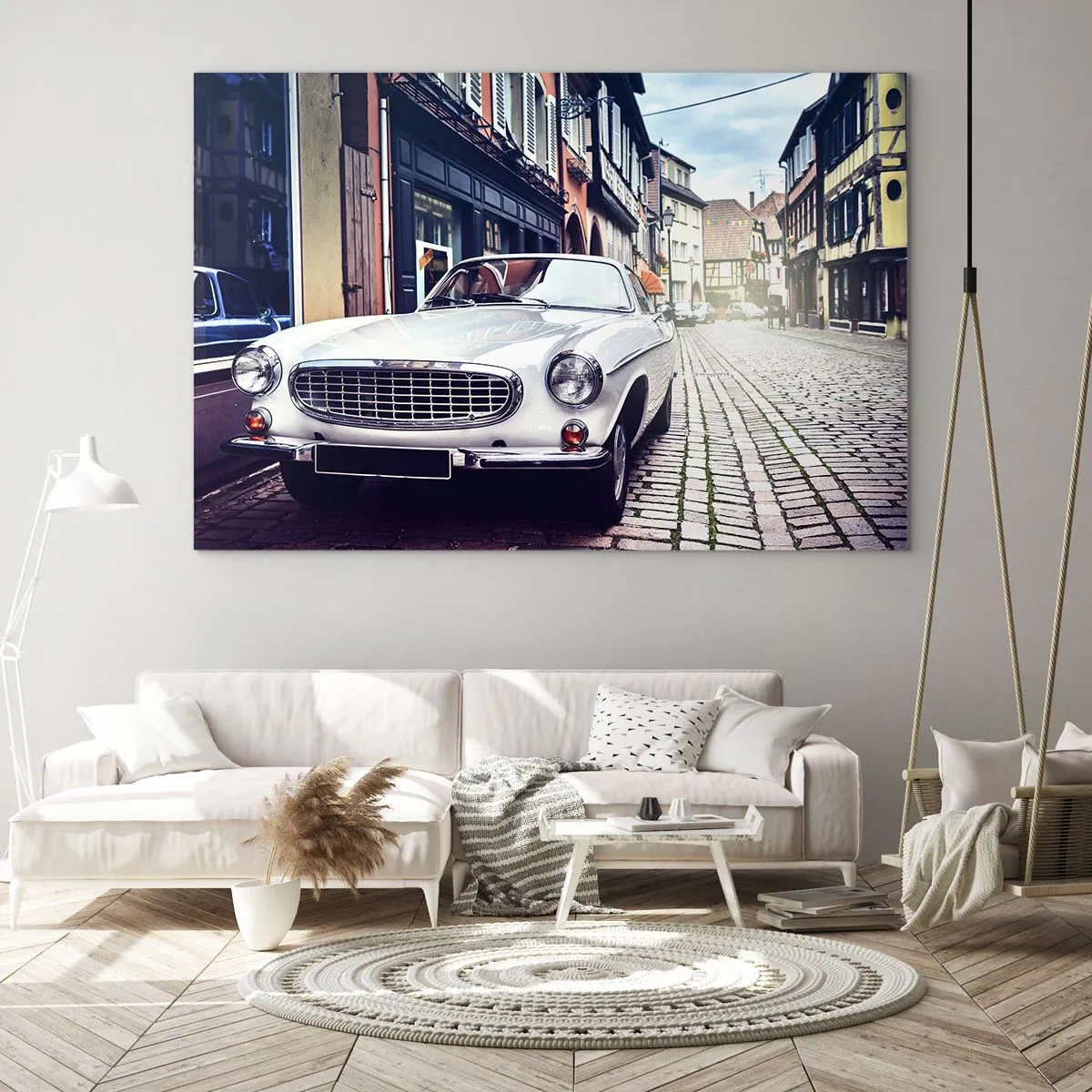 Obraz na skle - Bílé klasické auto na pozadí historických budov - 70x50cm - Minulost je dnes - Moderní nástěnná dekorace do obývacího pokoje a ložnice ARTTOR