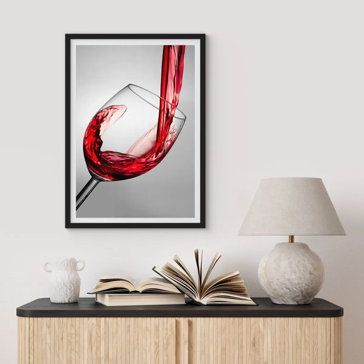 Plakát v černém rámu - Červené víno nalévané do sklenice - 50x70cm - Barva - pohyb - zvuk - Moderní nástěnná dekorace do obývacího pokoje a ložnice ARTTOR