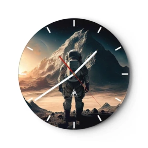 Nástěnné hodiny - Astronaut se dívá na vesmírnou krajinu s horou - 30x30cm - Nová výzva - Moderní nástěnná dekorace do obývacího pokoje, kuchyně a ložnice ARTTOR