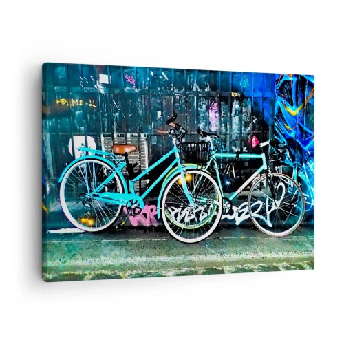 Obraz na plátně - Dvě tyrkysové jízdní kola na pozadí městského graffiti. - 70x50cm - Město volá - Moderní nástěnná dekorace do obývacího pokoje a ložnice ARTTOR