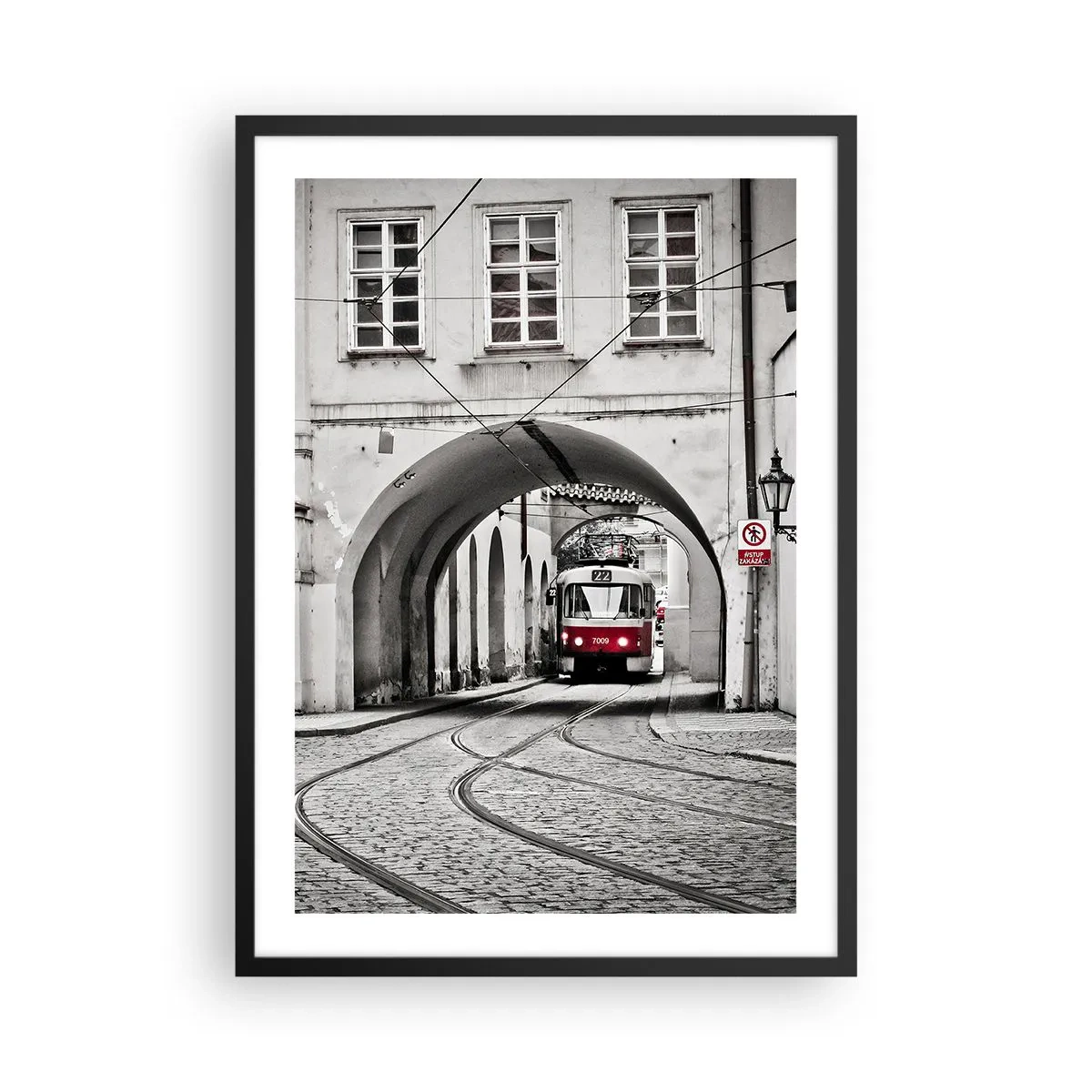 Plakát v černém rámu - Červená tramvaj v černobílém prostředí - 50x70cm - Městským labyrintem - Moderní nástěnná dekorace do obývacího pokoje a ložnice ARTTOR