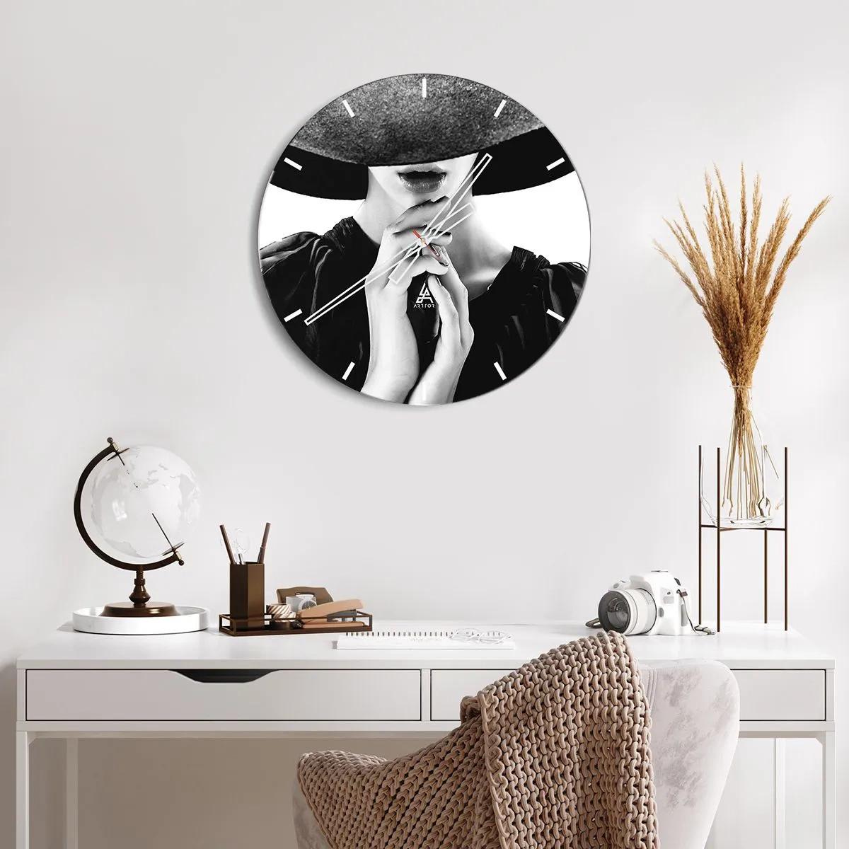 Nástěnné hodiny - Žena v klobouku ve stylu umělecké fotografie - 30x30cm - Ukrytá krása - Moderní nástěnná dekorace do obývacího pokoje, kuchyně a ložnice ARTTOR