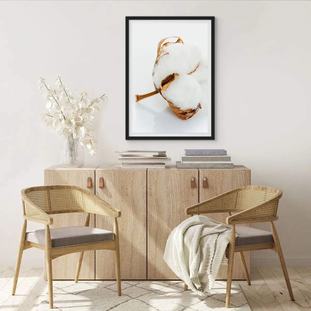 Plakát v černém rámu - Detailní záběr na bavlníkovou větvičku s jemnými bílými vlákny. - 50x70cm - Měkká od přírody - Moderní nástěnná dekorace do obývacího pokoje a ložnice ARTTOR