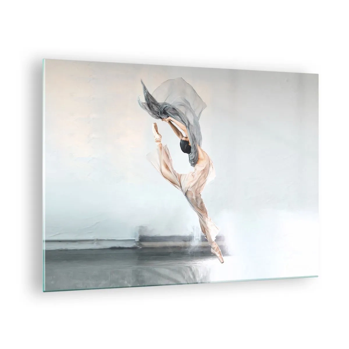 Obraz na skle - Baletka provádí dynamický skok v měkkém světle. - 70x50cm - V tanečním vytržení - Moderní nástěnná dekorace do obývacího pokoje a ložnice ARTTOR
