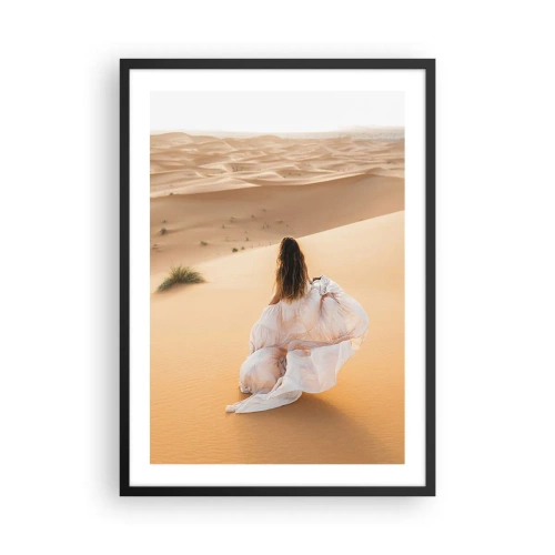 Plakát v černém rámu - Žena v splývavých šatech v poušti - 50x70cm - Útěk na svobodu - Moderní nástěnná dekorace do obývacího pokoje a ložnice ARTTOR