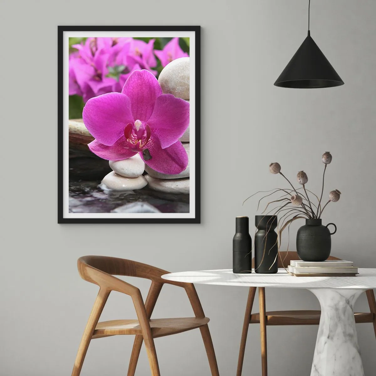 Plakát v černém rámu - Fialová orchidej na pozadí kamenů v harmonickém uspořádání - 50x70cm - Už odpočíváš - Moderní nástěnná dekorace do obývacího pokoje a ložnice ARTTOR