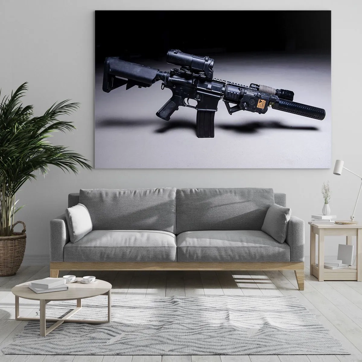 Obraz na skle - Černá útočná puška s příslušenstvím ležící na světlém pozadí - 70x50cm - Temný rytíř - Moderní nástěnná dekorace do obývacího pokoje a ložnice ARTTOR