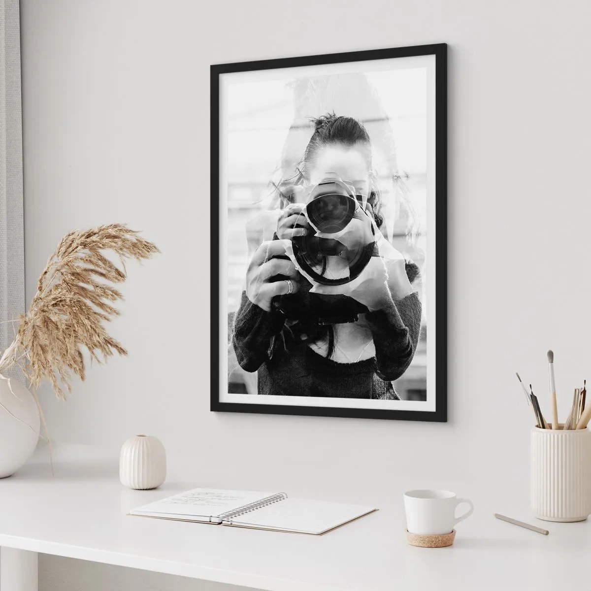 Plakát v černém rámu - Dvojitá expozice fotografa a fotoaparátu v černé a bílé - 50x70cm - Tvůrce a materiál - Moderní nástěnná dekorace do obývacího pokoje a ložnice ARTTOR